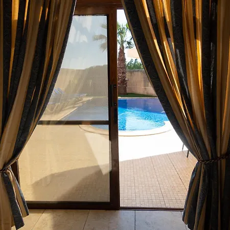 Centre Island With Private Pool And Hot Tub Ferienhaus