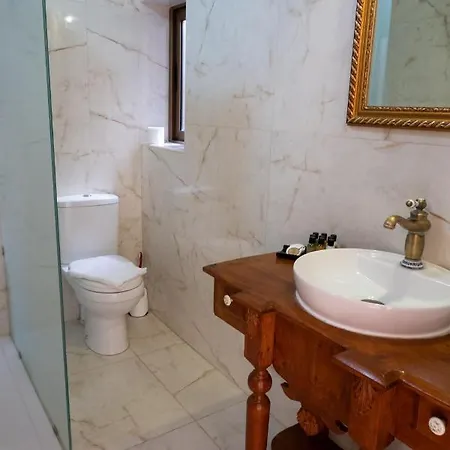 Centre Island With Private Pool And Hot Tub Kerċem