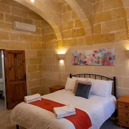 Centre Island With Private Pool And Hot Tub *