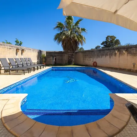 Centre Island With Private Pool And Hot Tub Ferienhaus