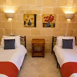 Centre Island With Private Pool And Hot Tub בית נופש