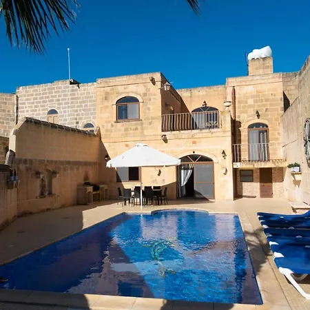 Holiday home Centre Island With Private Pool And Hot Tub Kercem