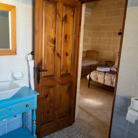 Centre Island With Private Pool And Hot Tub Kercem