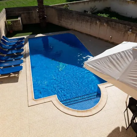 Centre Island With Private Pool And Hot Tub *