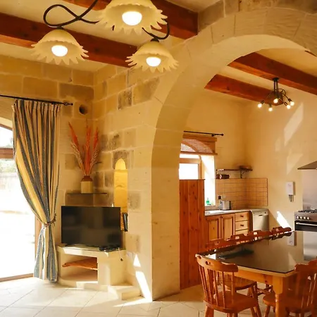 Centre Island With Private Pool And Hot Tub Kercem