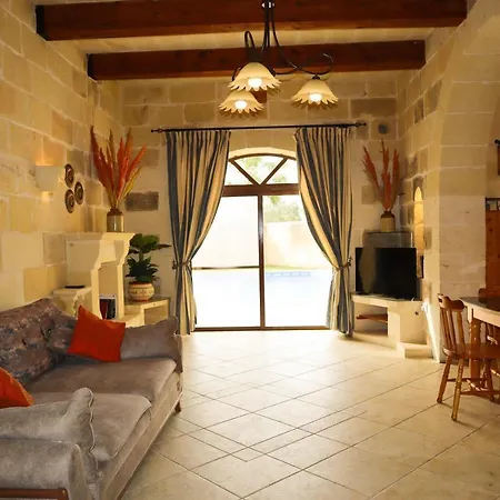 Centre Island With Private Pool And Hot Tub *