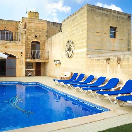 Holiday home Centre Island With Private Pool And Hot Tub *