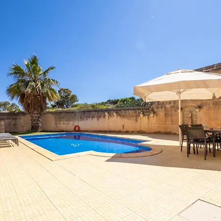 Centre Island With Private Pool And Hot Tub *