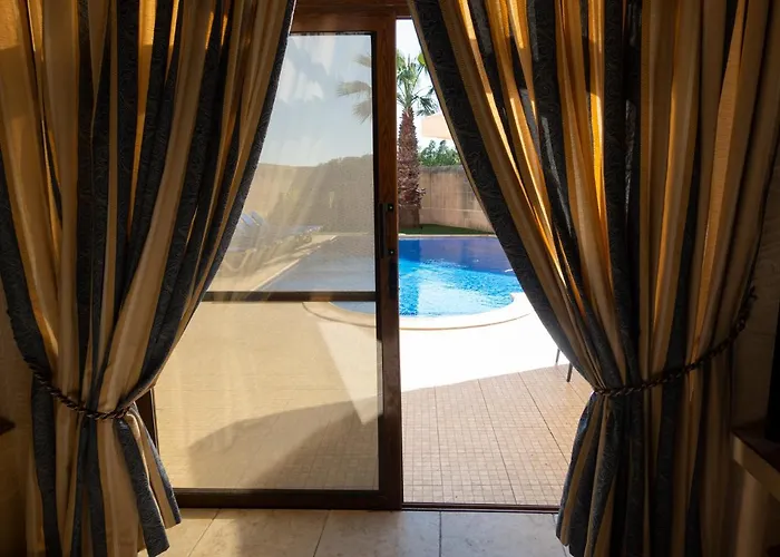 Centre Island With Private Pool And Hot Tub Vakantiehuis