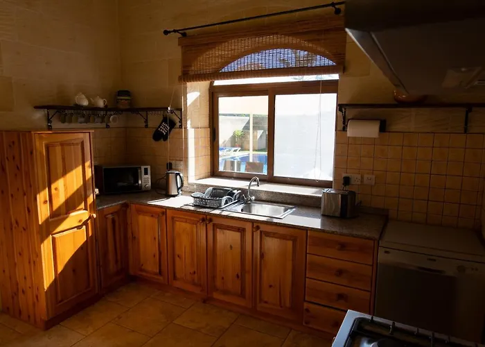 Centre Island With Private Pool And Hot Tub Vakantiehuis Kerċem