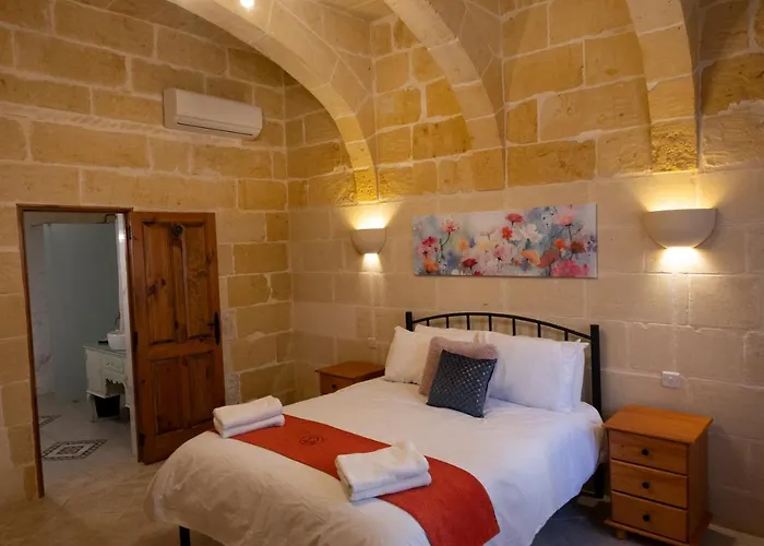 Centre Island With Private Pool And Hot Tub *