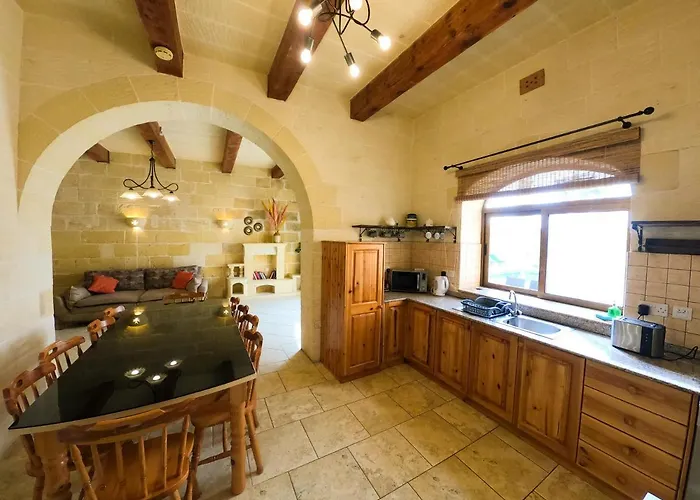 Centre Island With Private Pool And Hot Tub Vakantiehuis Kerċem