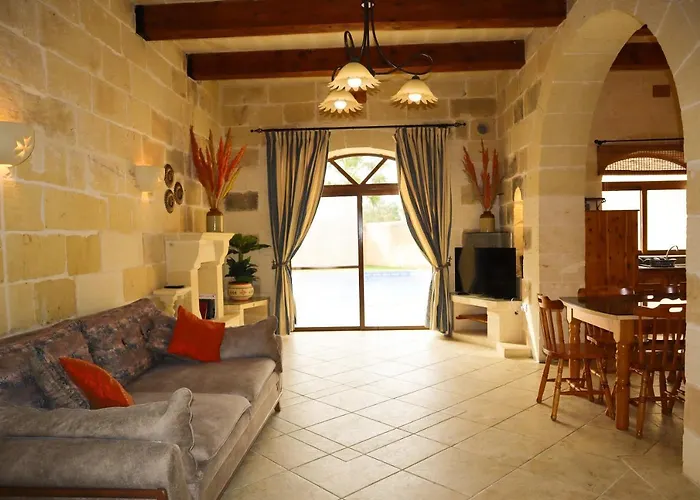 Centre Island With Private Pool And Hot Tub *