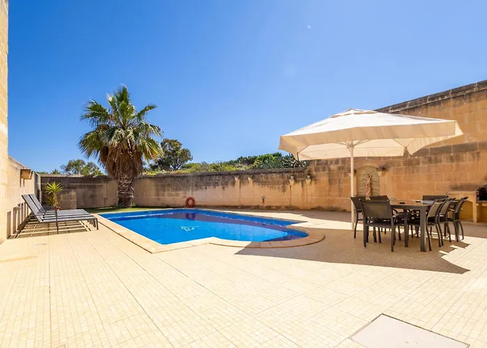 Centre Island With Private Pool And Hot Tub *